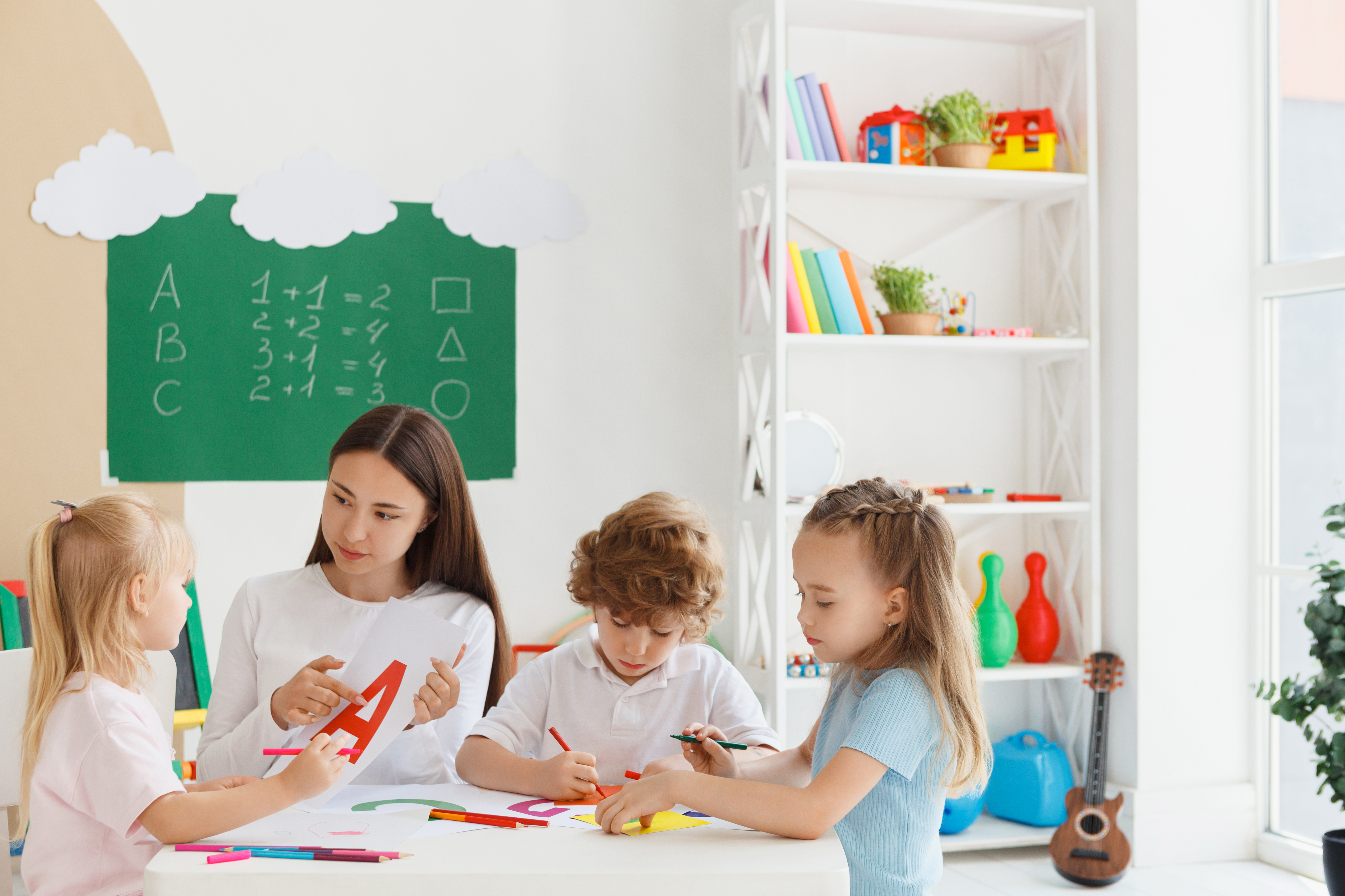先生と一緒に文字を学ぶ子どもたち