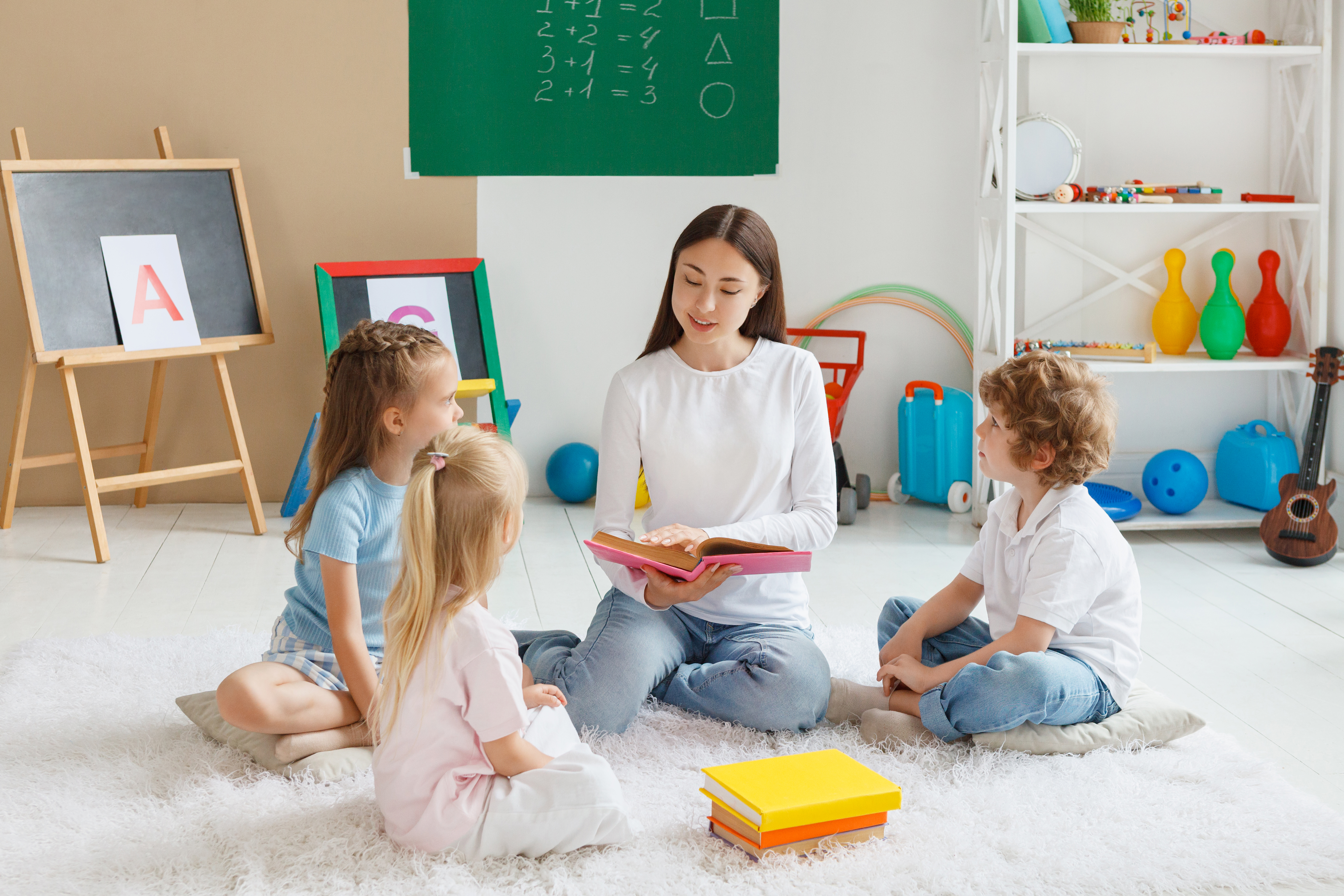 子どもたちに本を読み聞かせる先生